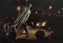 Властта се търкаля на улицата, кой ще я вземе ? паметник