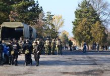 Военните на границата с очила за нощно виждане и бронежилетки харманли