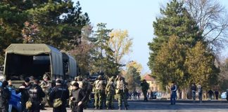 Военните на границата с очила за нощно виждане и бронежилетки харманли