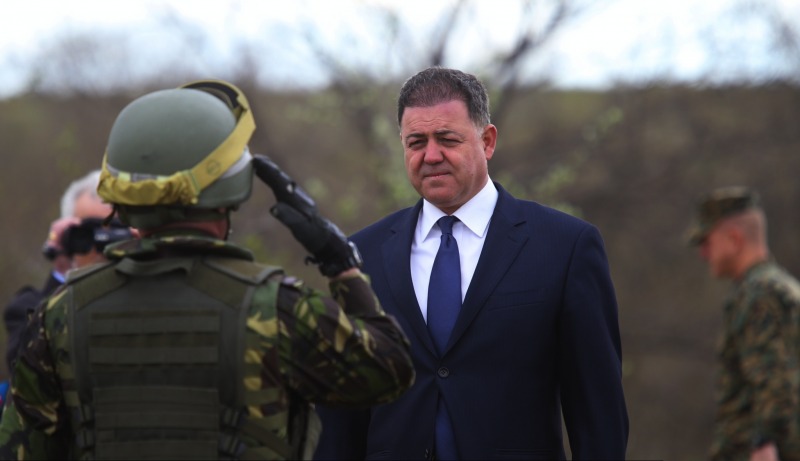 Министърът на отбраната Стефан Янев позори българското членство в НАТО