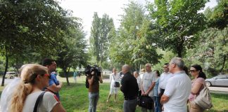 Столичани на протест срещу строежа на „небостъргач” върху градинка съд