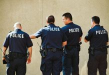 Полицаите ще получат парите за дрехи „на куп” полицаи