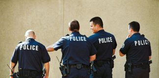 Вместо по-високи заплати дават карти за фитнес на полицаите и пожарникарите полицаи