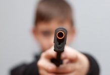 Учебници ли ? Дете убива с пистолет в кръчма ! дете