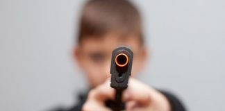 Учебници ли ? Дете убива с пистолет в кръчма ! дете