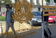 На плаж у нас при дистанция от 1,5 метра, само по двама на чадър туризъм