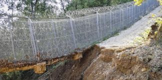 Наводнения срутили почвата под оградата край Малко Търново ограда