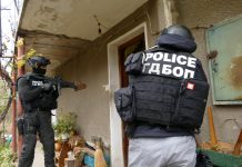 Арестуваните полицаи в Стражица задържали клиенти на наркодилърите, за да им взимат дрогата (Видео) наркобос