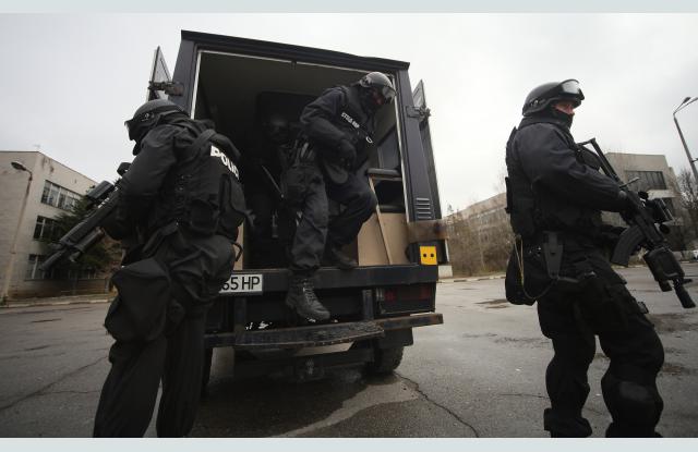 Специализирана полицейска акция в столичния квартал Слатина Полицаите проверяват гаражи
