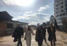 Министър Ангелкова обеща туристите в Слънчев бряг да не се блъскат в сергии и стока слънчев бряг