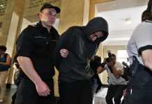 Фенът метнал бомбата на мача „спонтанно“ фен