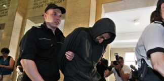 Фенът метнал бомбата на мача „спонтанно“ фен