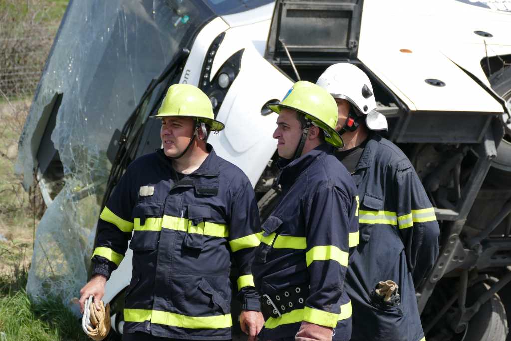 Пожарникари спасиха дете от покрив на необитаема сграда във Видин,