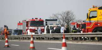 Прокуратурата разследва колата, ударила автобуса край Вакарел автобус