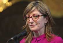 Бившата външна министърка Екатерина Захариева осиновила дете българи