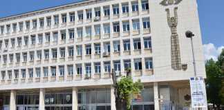 ГЕРБ: Червеният Октопод души община Мездра герб