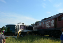 Петима ранени след като влак удари автобус край Симеоновград влак