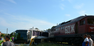 Петима ранени след като влак удари автобус край Симеоновград влак