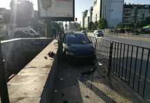 Кола се заби в метростанция кола