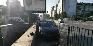 Кола се заби в метростанция кола