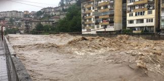 Порои наводниха страната, бедствено положение обявено в Смолян порои
