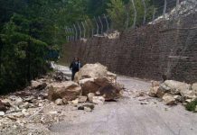 Свлачище затвори пътя за село Забърдо и Чудните мостове пътя