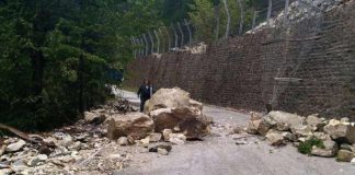 Свлачище затвори пътя за село Забърдо и Чудните мостове пътя