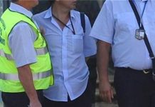 Гратисчия напръска контрольорки с лютив спрей гратисчия