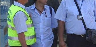 Гратисчия напръска контрольорки с лютив спрей гратисчия