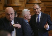 ГЕРБ и Патриотите не се отказват от акциза на бездимните цигари герб