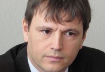 Братът на червен депутат, арестуван за рекет, е избягал от страната рекет