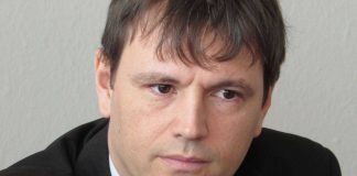 Братът на червен депутат, арестуван за рекет, е избягал от страната рекет