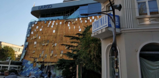 Вятърът събори цялата фасада на мола в Благоевград мол