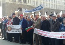 Как червени депутати организират протест на „пенсионери“ протест