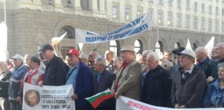 Как червени депутати организират протест на „пенсионери“ протест