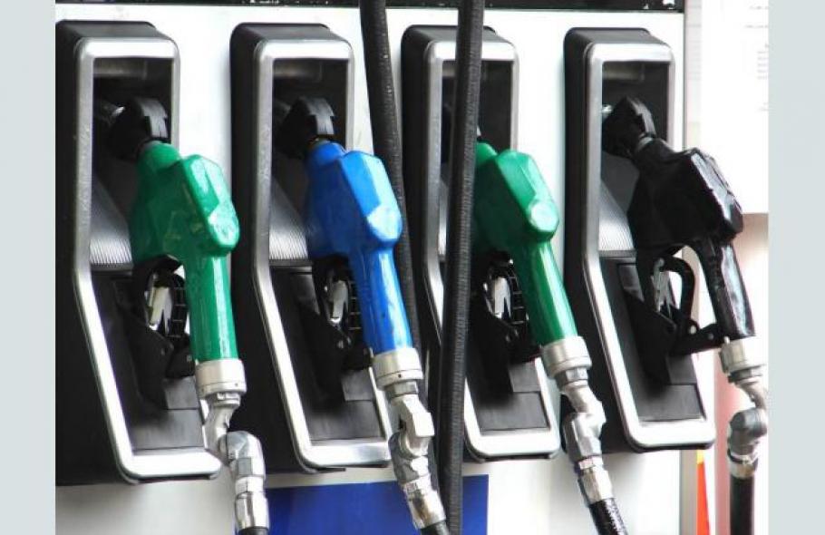 Цените за литър гориво отново скочиха като на основните и