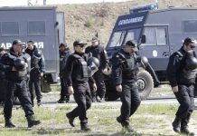 Петима души са в ареста при акцията срещу лихвари в столичния кв. „Христо Ботев“ полицаи