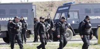 Два джипа на жандармерията се удариха челно полицаи