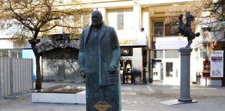 Борисов честити 1 април със снимка на „своя паметник“ борисов