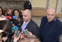 Оръжие и тротил открити в домовете на телефонни измамници във Ветово