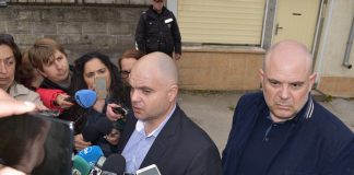 Оръжие и тротил открити в домовете на телефонни измамници във Ветово