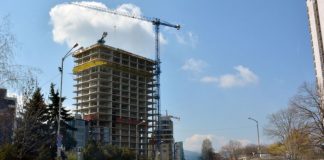 Спряха строежа на небостъргача „Златен век“ небостъргача