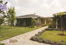 Семейството на Елена Йончева с три къщи за гости до Лозенец, построени с европари йончева