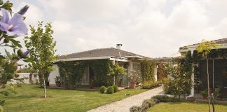 Семейството на Елена Йончева с три къщи за гости до Лозенец, построени с европари йончева