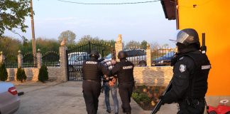 Бандата, изнасяла просяци в Швеция, се хвалела във Фейсбук с парите си СНИМКИ и ВИДЕО бандата