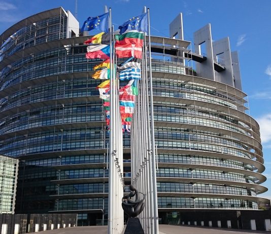 ЕП окончателно одобри забраната за внос на руски газ от 2027 г.