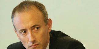 Образователното министерство замрази скандалните учебници по история