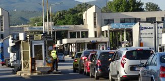 12 км е опашката от коли на Кулата