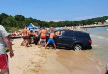 Министерство на туризма налага глоба на концесионера на плаж Перла, допуснал автомобил до водата