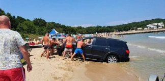 Министерство на туризма налага глоба на концесионера на плаж Перла, допуснал автомобил до водата